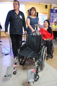 Viceprefecta Luzmila Nicolalde and Zully providing donations