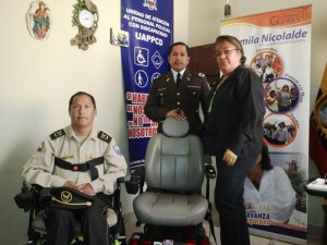 Policia Nacional recibe silla de rueda motor solicitada por Viceprefecta